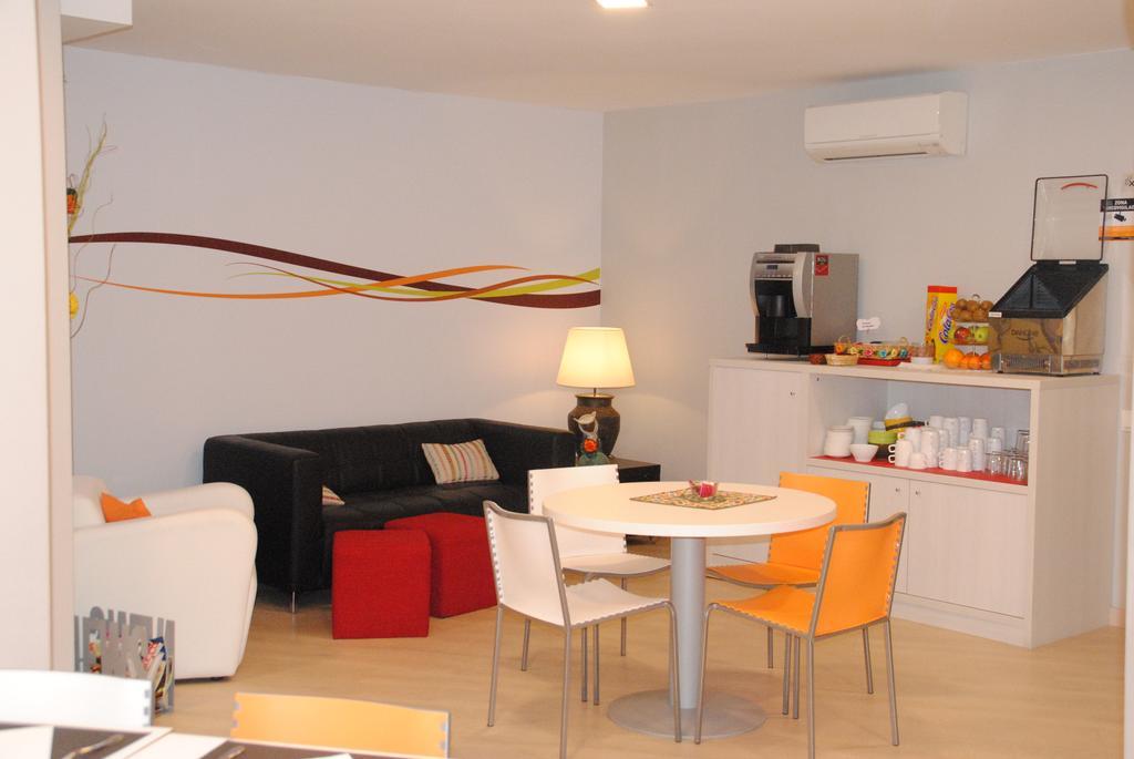 Hostal Aslyp 114 Barcelona Exterior photo