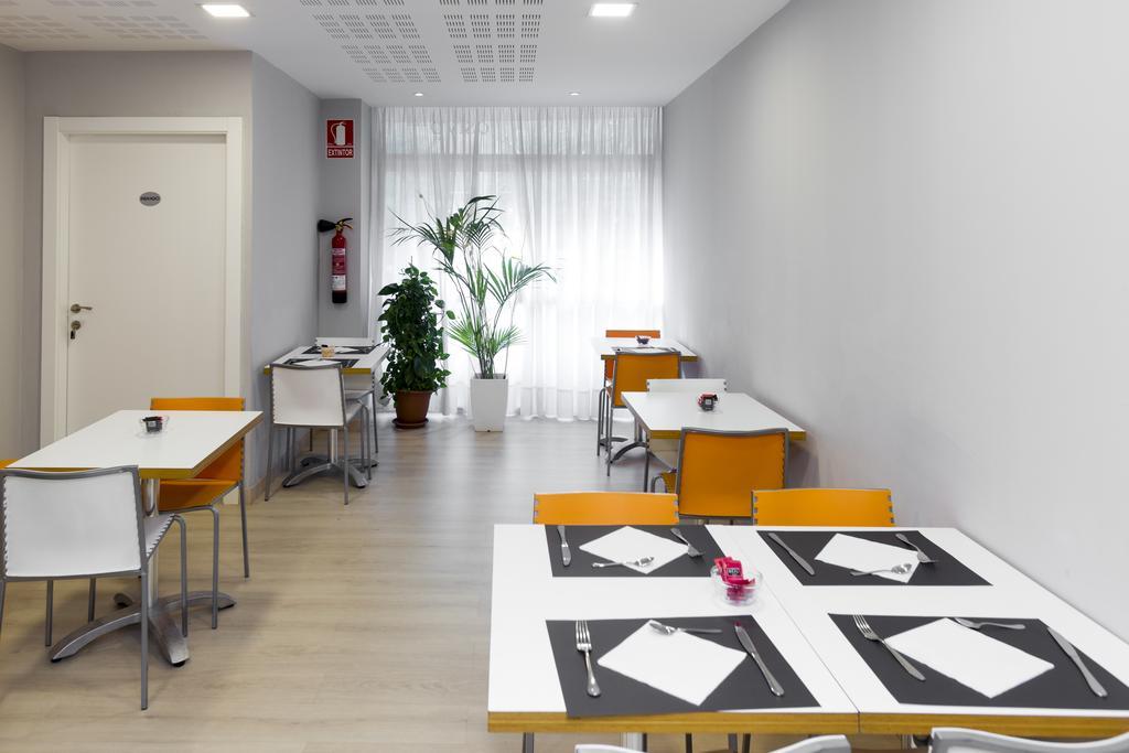 Hostal Aslyp 114 Barcelona Exterior photo