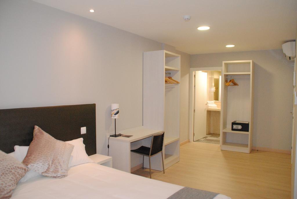 Hostal Aslyp 114 Barcelona Exterior photo